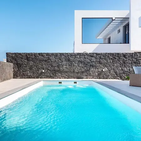 Bernadette Vila Puerto del Carmen (Lanzarote)