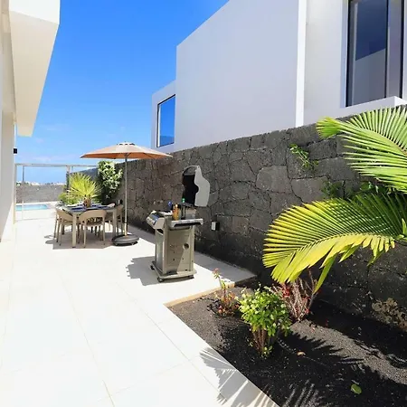 Bernadette Vila Puerto del Carmen (Lanzarote)
